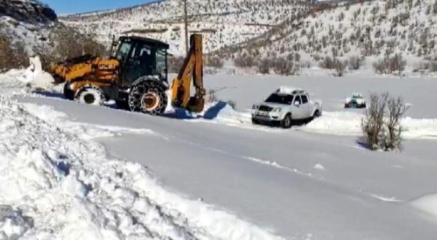 Ekipler yolu açtı; yardım isteyen 2 hasta ambulansla hastaneye ulaştırıldı