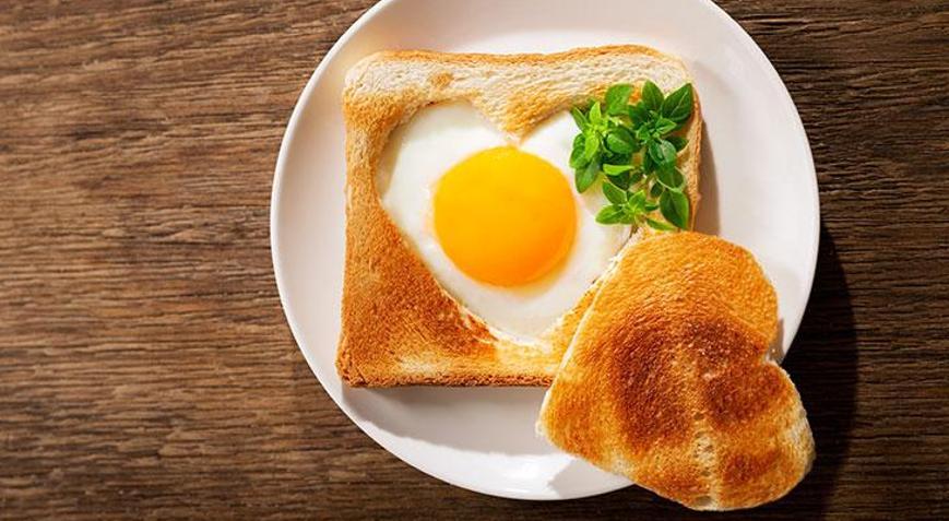 Alternatif bir kahvaltı önerisi: Ortası kalp yumurtalı tost