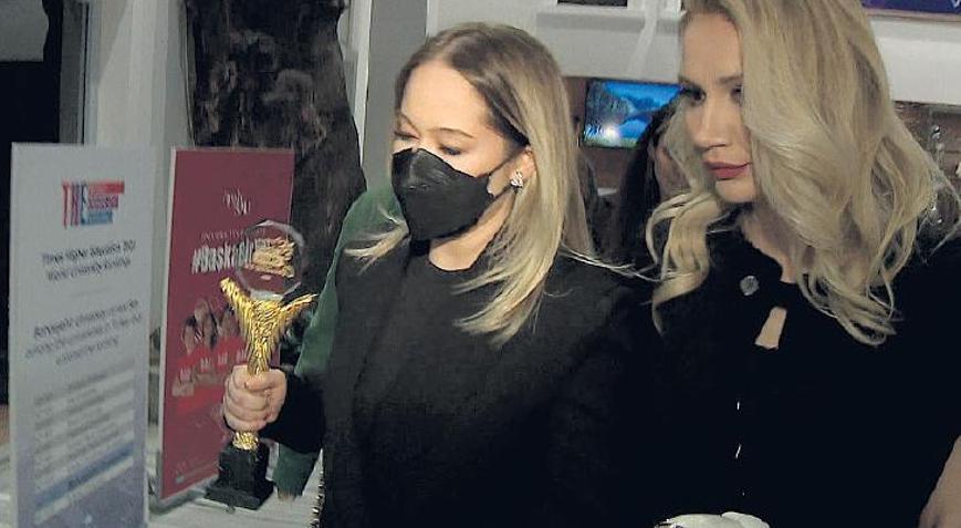 Ödülü sevgilisine adadı