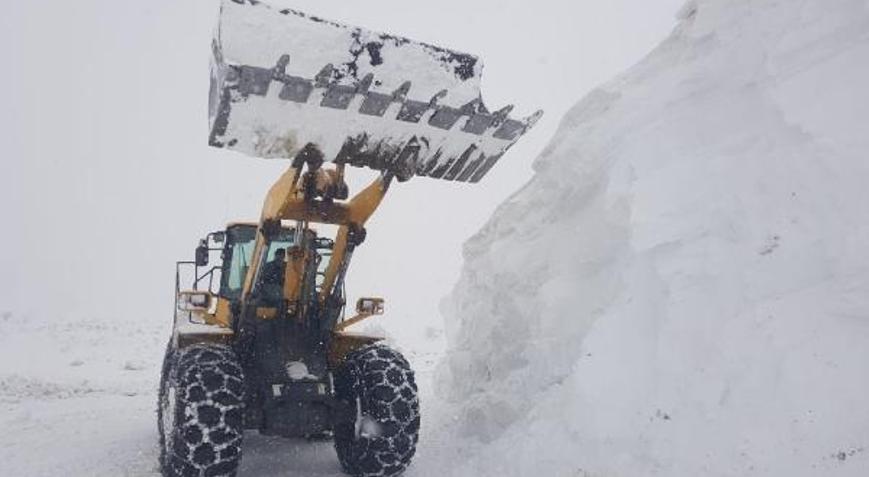 Kar ve tipiden dolayı yolu kapanan köydeki hasta, 4 saatlik çalışmayla hastaneye ulaştırıldı