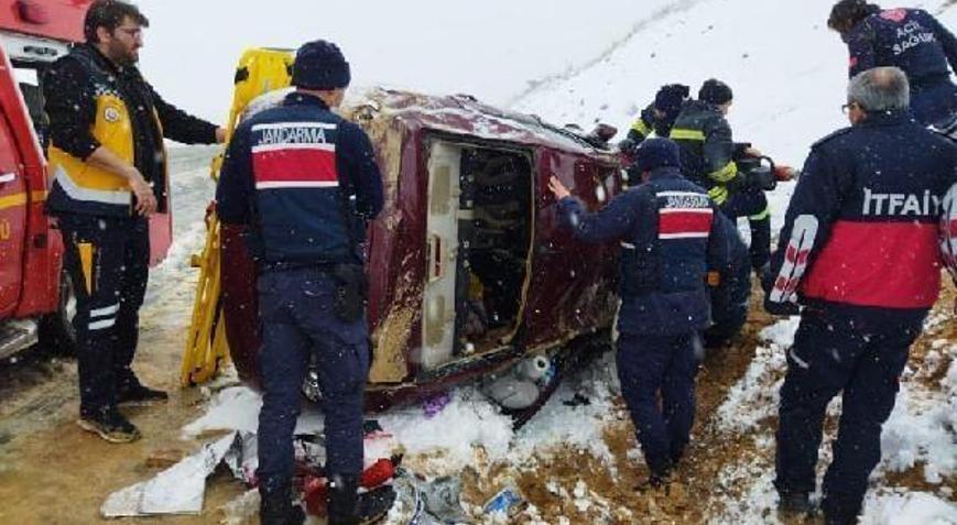 Takla atan otomobildeki anne ve oğlu yaralandı