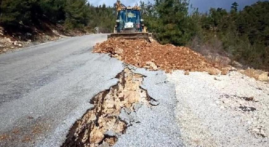 Çamlıyayla-Ergene yolunda toprak kayması