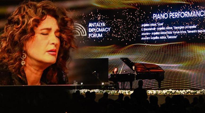 Annesi Rus, babası Ukraynalı piyanistten Antalyadan dünyaya duygusal çağrı