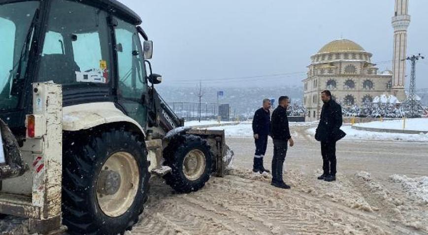Yayladağında kar yağışı nedeniyle 21 mahalle yolu ulaşıma kapandı
