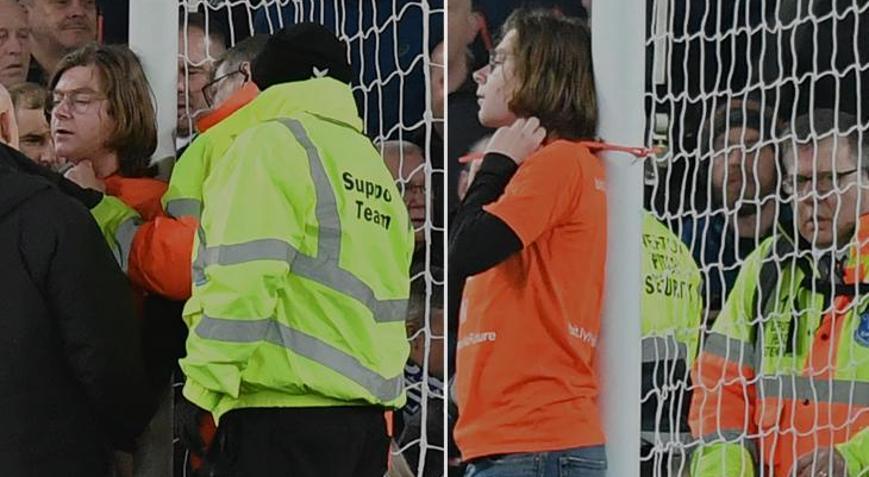 Premier Ligde inanılmaz olay Kendini kale direğine kelepçeledi