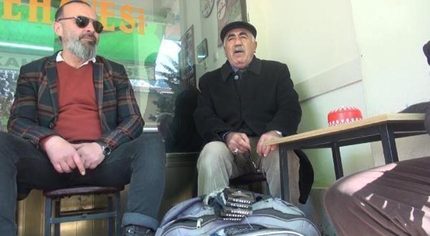 Türkü söyleyerek çorap satıyor