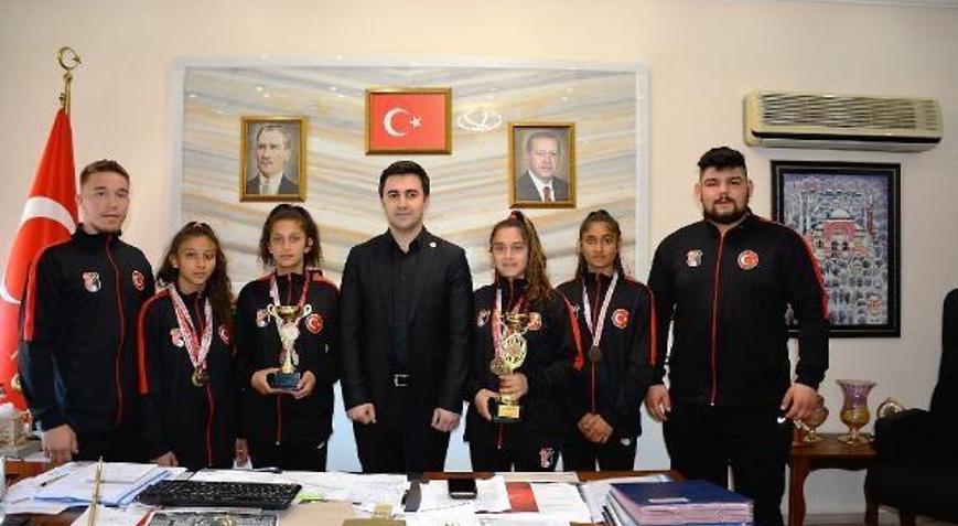 Genç güreşçilerden Manyas Kaymakamı Çelik’e ziyaret