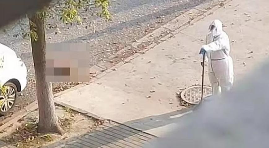 Sahibi Kovid olan köpeği döverek öldürdü Çinde önlemler çığırından çıkıyor, temel ihtiyaç alarmı