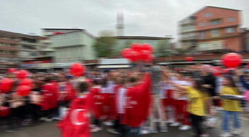 Çocuklarını 23 Nisan kutlamalarına götüren kadın, eski sevgilisi tarafından bıçaklandı