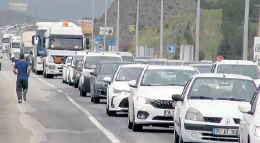 Bayram tatilcileri yolları kilitledi