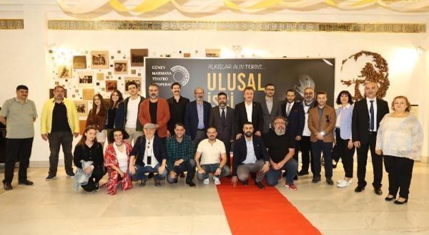 İşçiler tiyatro sahnesinde