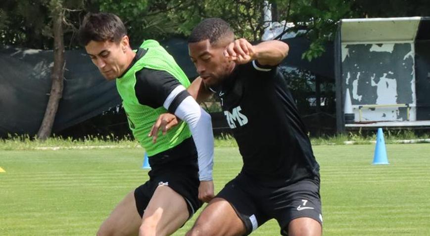 Altayda yerli oyunculardan fedakarlık