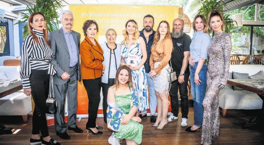 Kitap lansmanına ünlü yağdı