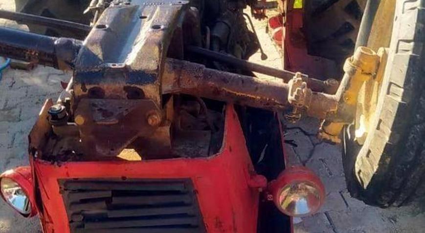 Devrilen traktörün altında kalan sürücü yaralandı