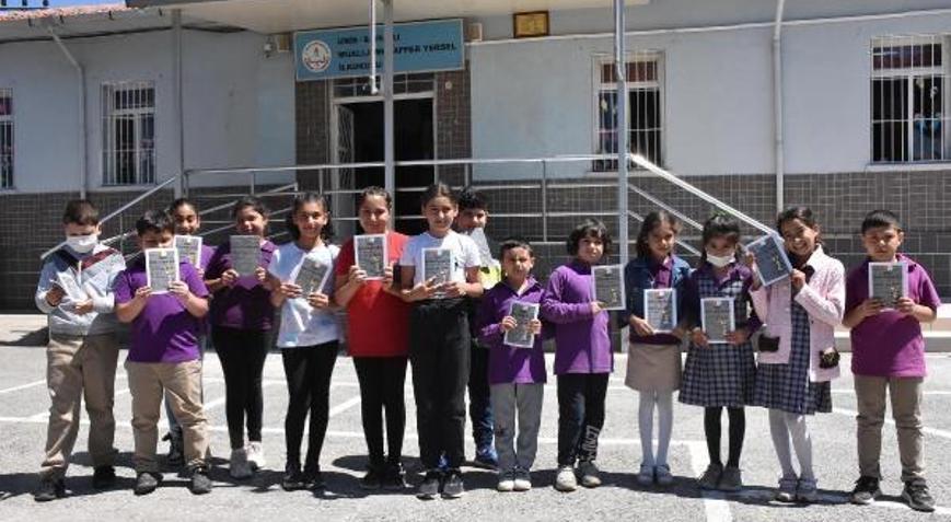 Küçük yazarlara kitap ile gelen mutluluk