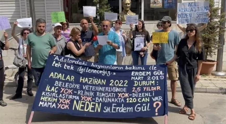 Adalar Belediyesi önünde hayvanseverlerden eylem