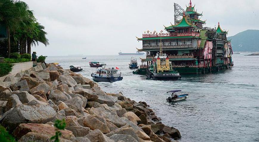 Hong Kongun simgelerinden, yüzen restoran Jumbo battı