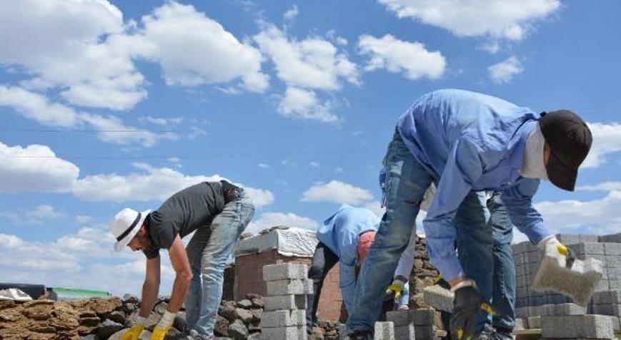 Ergani Belediyesi’nden kırsal mahallelere kilitli parke taşı