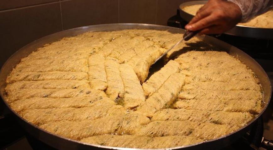 Diyarbakır’da tatlıcılar siparişleri yetiştirmek için üç vardiyaya geçti
