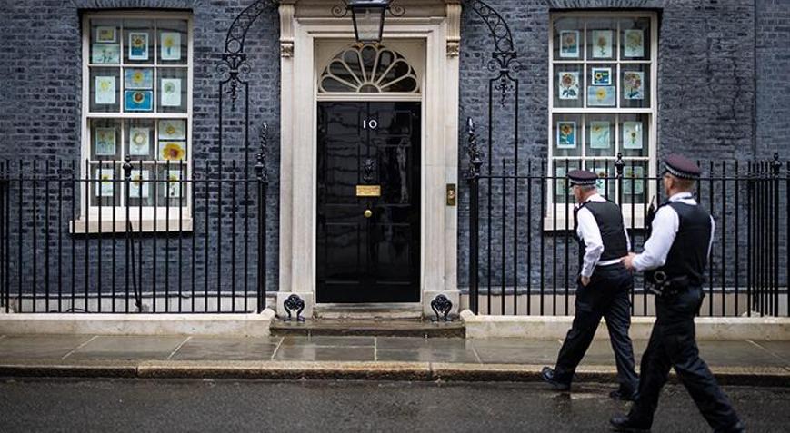 Bakanlardan 10 Numaraya çıkarma Johnsona istifa baskısı