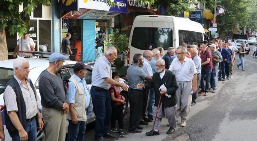 Pozantı’da sokakta bayramlaşma geleneği devam ediyor