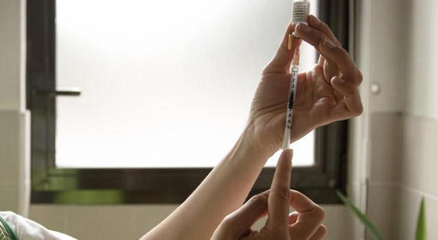 Hindistan’da aynı şırıngayla 30 öğrenciye koronavirüs aşısı yapıldı