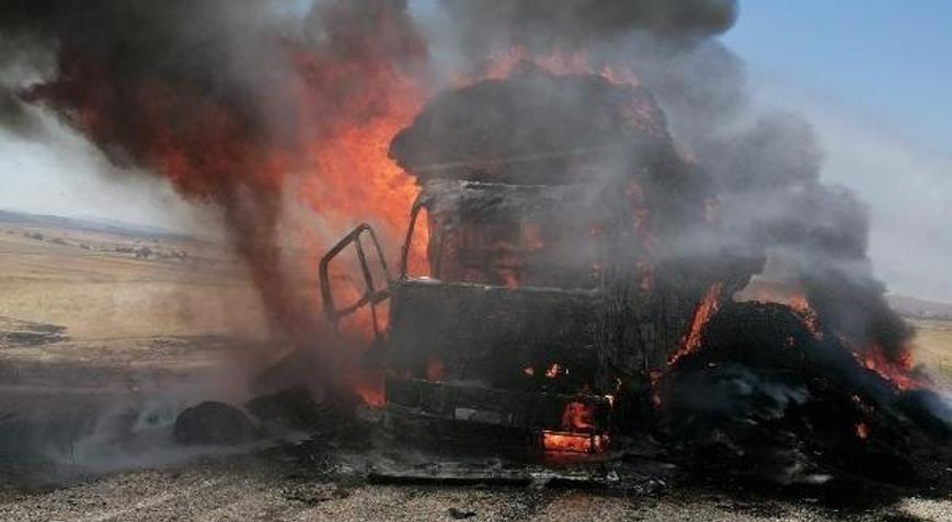 Saman balyası yüklü kamyon yandı