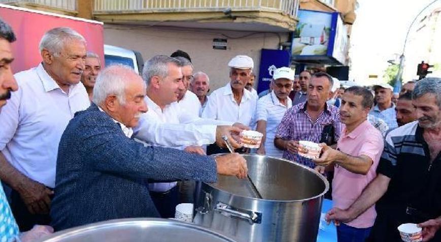 Faik Erdoğan Vakfı, Paşaköşkünde aşure dağıttı