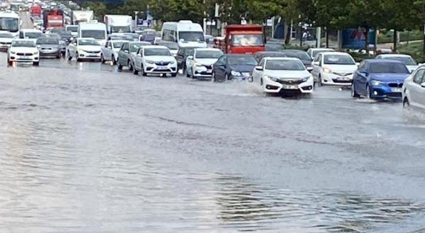 Ankarada fırtına ve sağanak hayatı felç etti