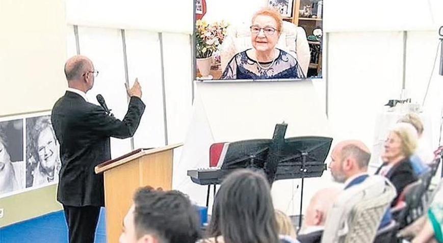 Ölen kişiyle, cenaze töreninde sohbet