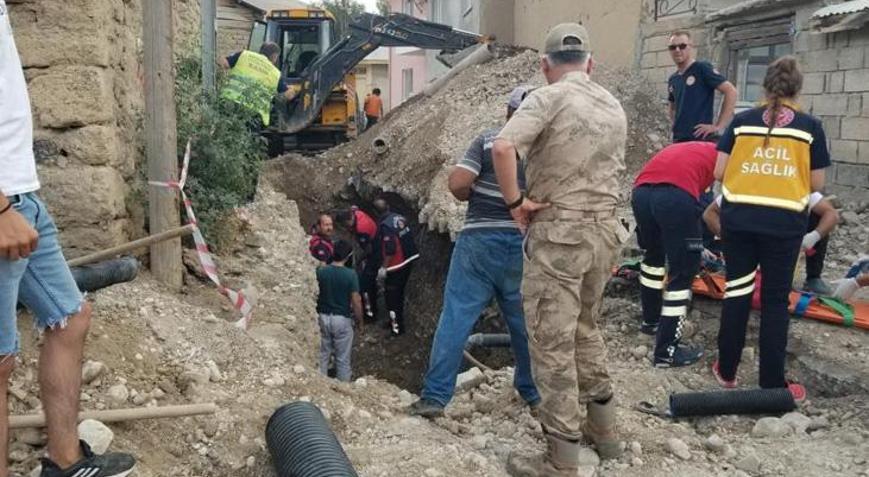 Erzincan’da göçük 1 işçi kurtarılmaya çalışılıyor