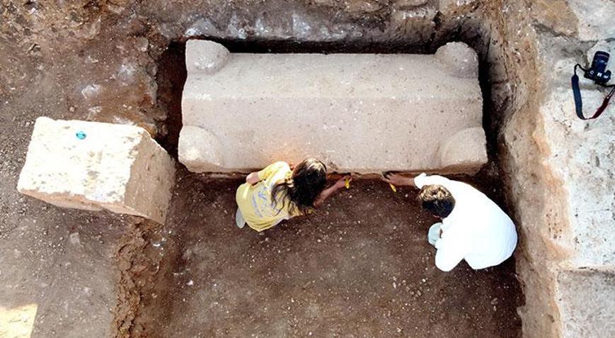 Adıyamanda 4 iskeletin bulunduğu bin 800 yıllık mezar bulundu