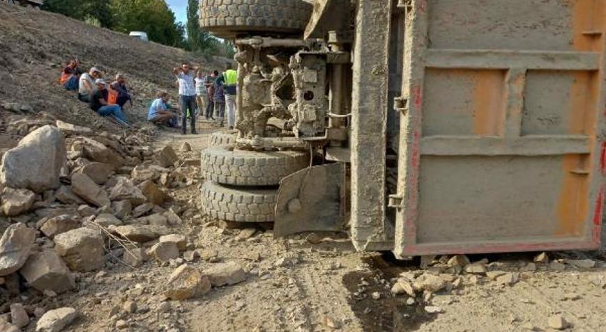 Aydında, devrilen hafriyat kamyonetinin sürücüsü öldü