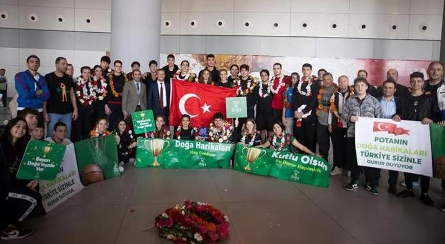 Potada büyük gurur yaşatan öğrencilere coşkulu karşılama