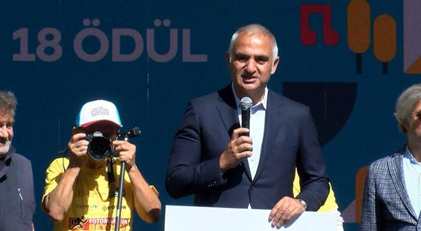 Bakan Ersoy Beyoğlunda fotomaratona katıldı