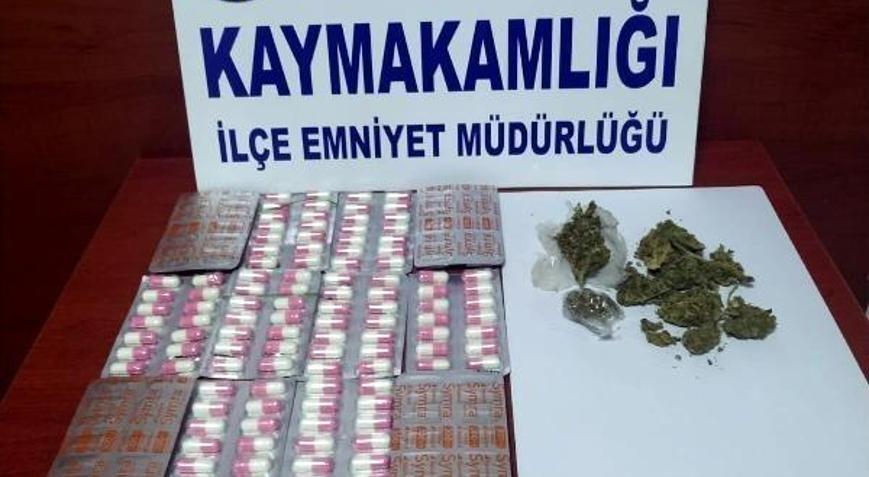 Polisin durduğu otomobilde sentetik ecza hap ve esrar ele geçirildi