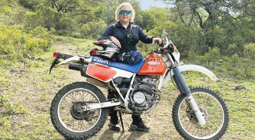 Tanzanya’da motosikletle tek başına