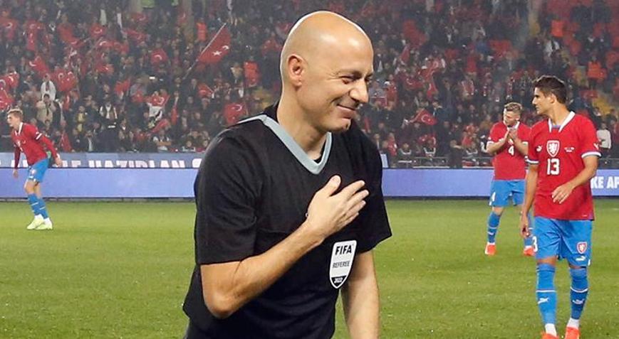 Cüneyt Çakır, Türkiye-Çekya maçıyla jübile yaptı Veda sözleri: Bir ilk gerçekleşti