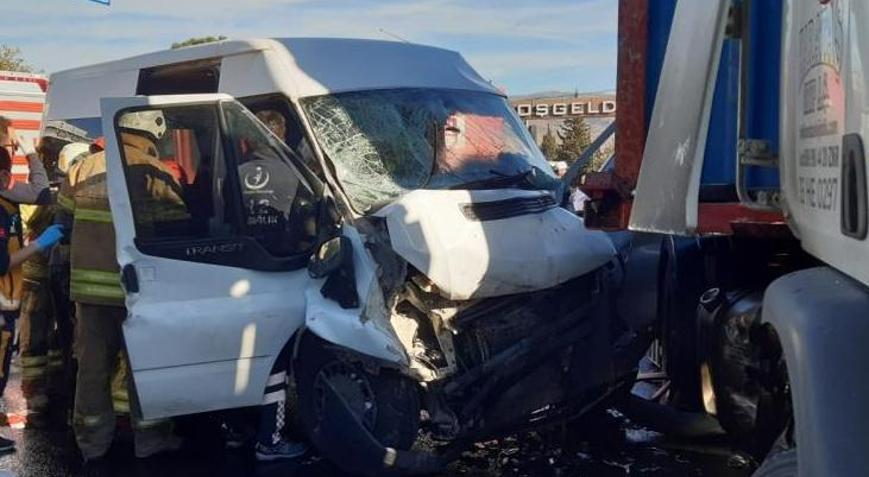 İzmir’de feci kaza 1’i ağır 6 cezaevi personeli yaralı
