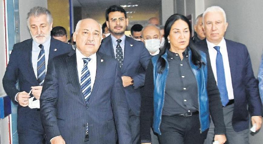 Büyükekşi, Mehmet Çakır’ı hastanede ziyaret etti