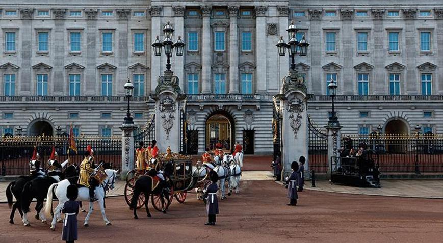 Buckingham Sarayında skandal Kraliçe 2. Elizabethe en yakın isimdi