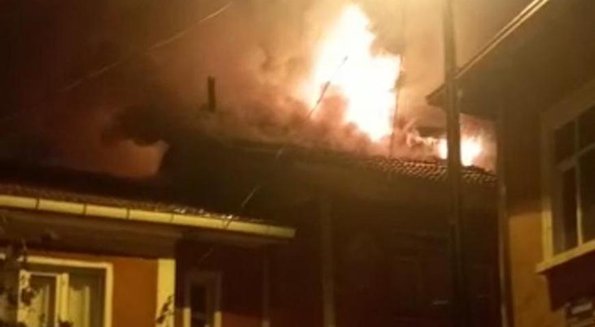 Afyonkarahisarda korkutan ev yangını Alevler geceyi aydınlattı