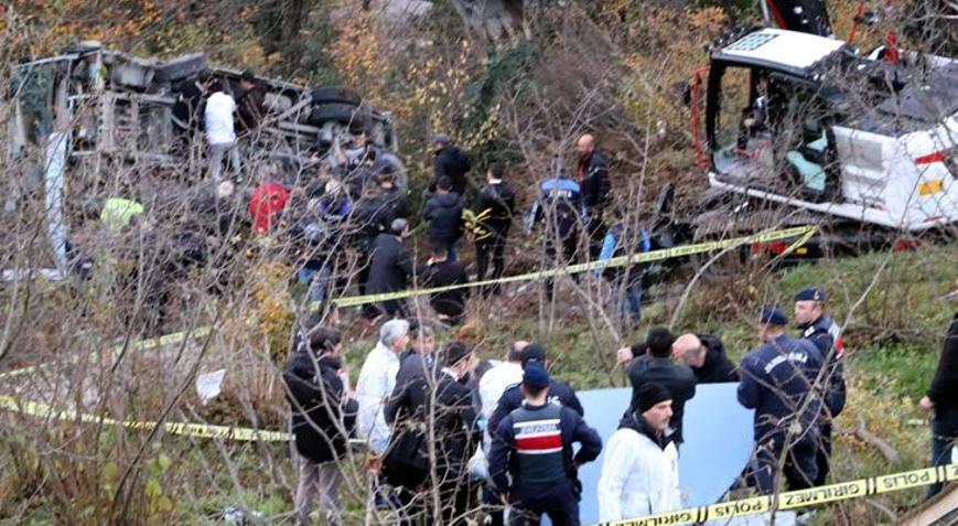 Servis kazasındaki 9 öğrencinin tedavisi sürüyor, şoför yoğun bakımda