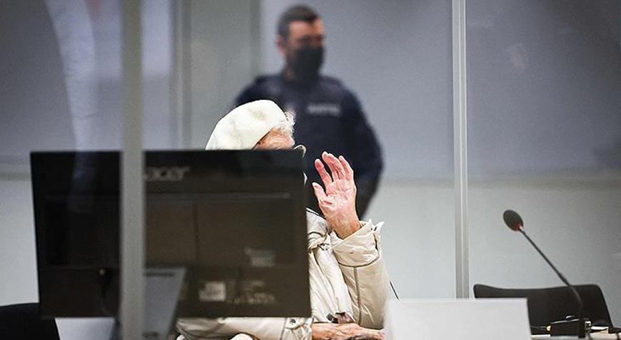 97 yaşındaki eski Nazi toplama kampı sekreterine 2 yıl hapis cezası