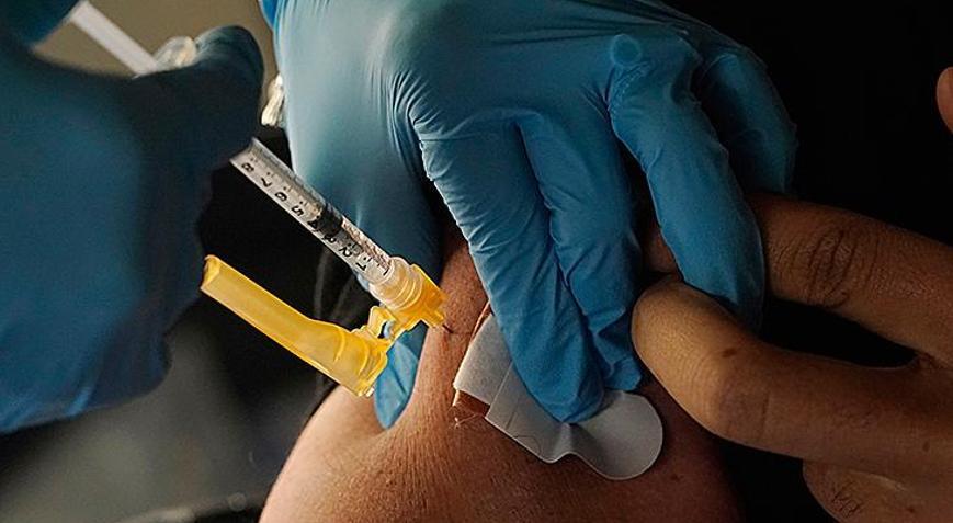 İlk Covid-19 aşısı 2 yıl önce yapıldı Aşıların etkinliği ve yan etkileri konusunda neler biliniyor