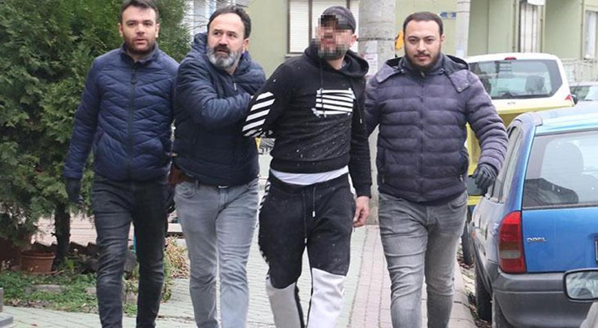 Evine düzenlenen operasyonda, çatıdan geçtiği yan binada saklanırken yakalandı