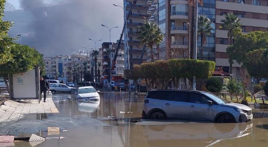 İskenderun sahilini basan deniz suyu çekildi