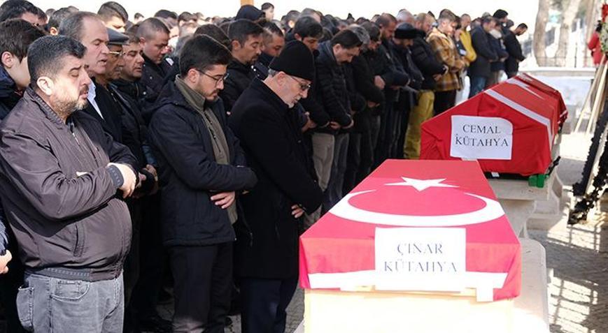 Hentbol Milli Takım Kaptanı Cemal Kütahya ve oğlu Çınar son yolculuklarına uğurlandı