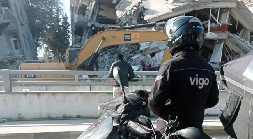 Moto kuryeler depremzedeler için gönüllü olarak hizmet veriyor