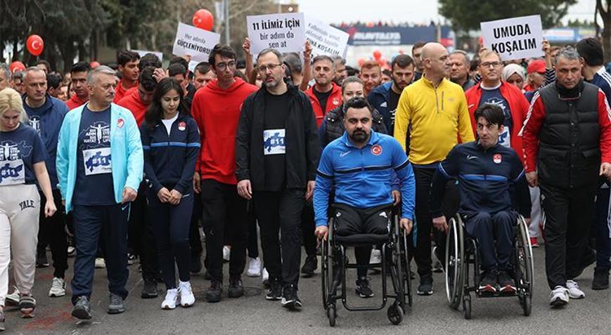 Bakan Kasapoğlu, 18. Antalya Maratonundaki farkındalık koşusuna katıldı